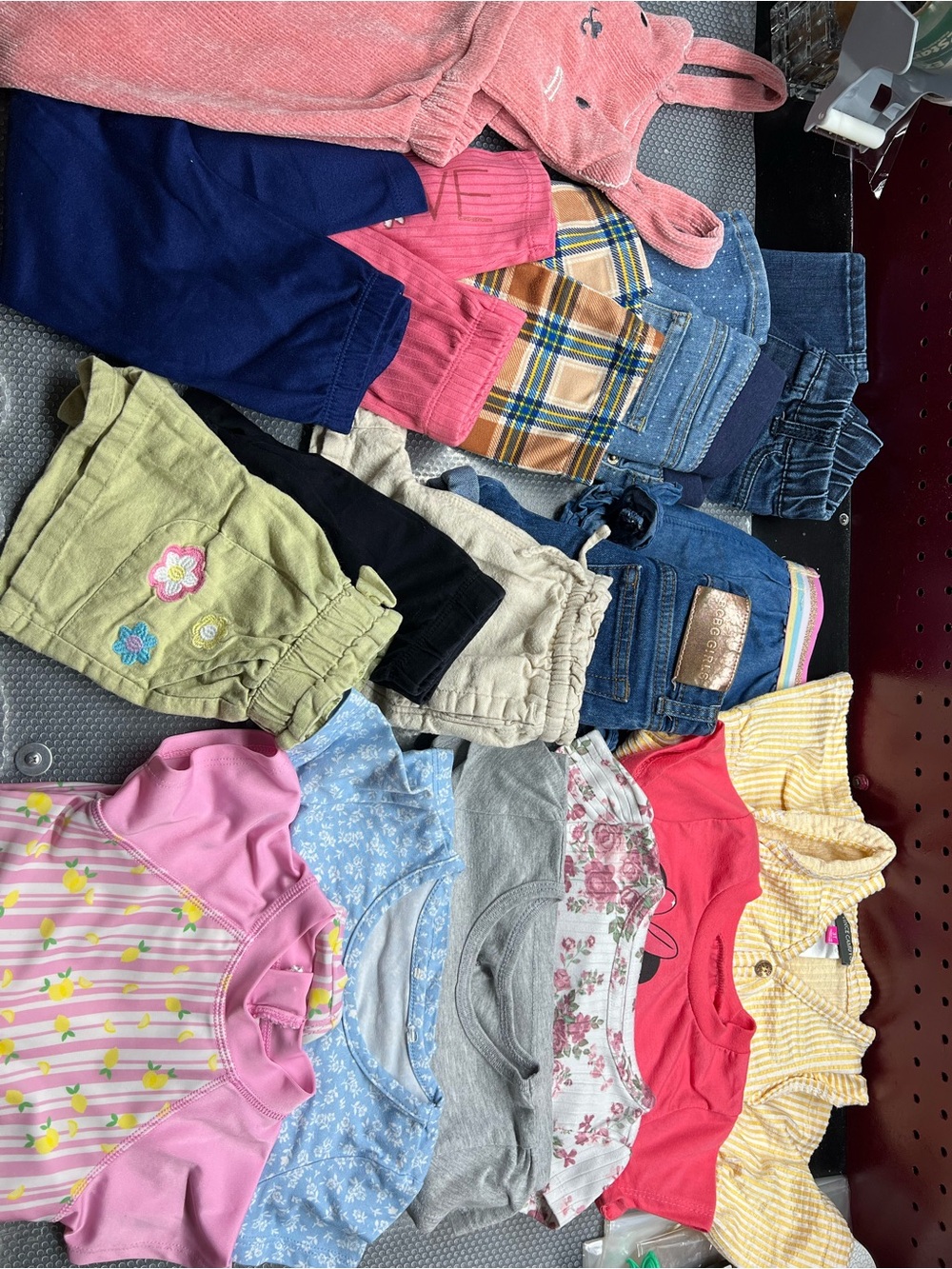 Lot of 17 girls' clothing items – Sizes 2T and 3T